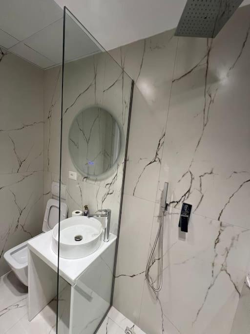 טיראנה Spacious Apartment Ish-Blloku Area מראה חיצוני תמונה
